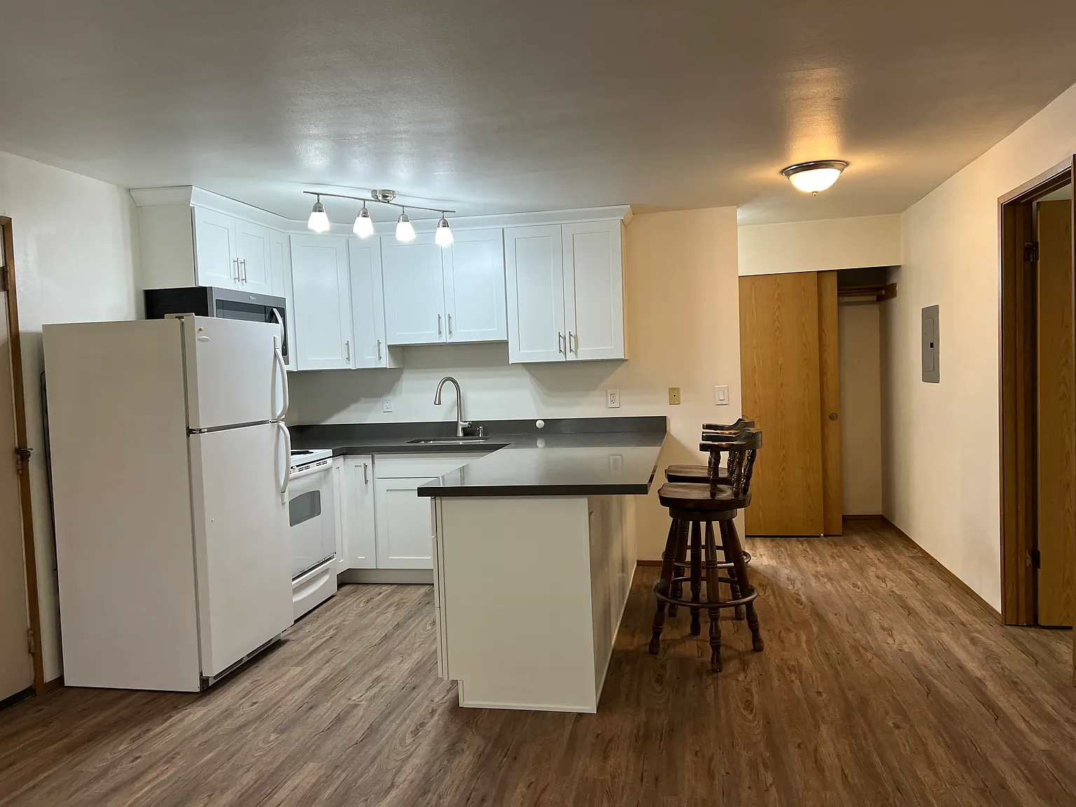2 bed, 690 sqft, $1,950 — Photo 3