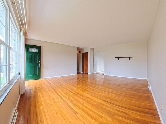 5th image of 2721 Queensway Dr