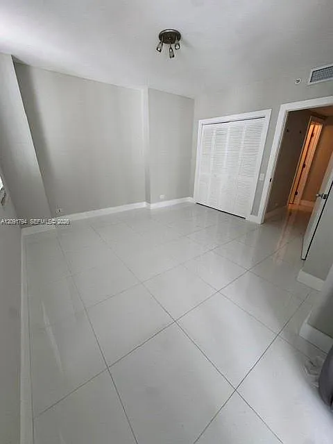 Courvoisier Courts Condo — Photo 4