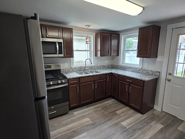 416 Pleasant St — Photo 3