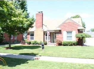 1180 Torrey Rd, Grosse Pointe Woods, MI 48236