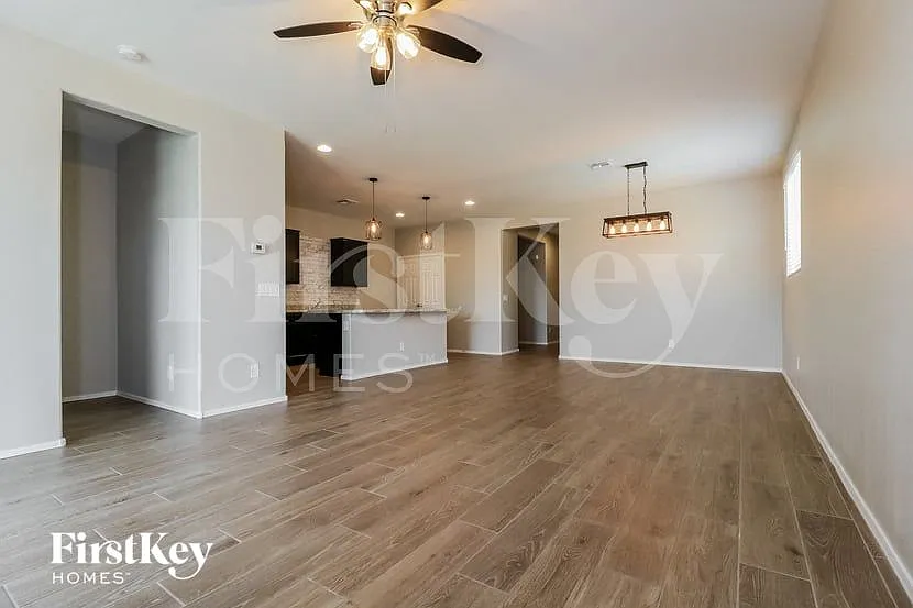 3 bed, 2.5 bath, 1710 sqft, $2,290 — Photo 3