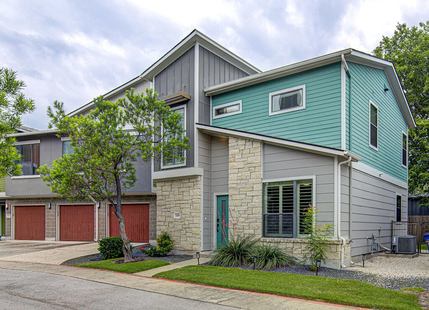 **Two Weeks Free Rent Spacious 3-Bedroom Home With Detached Garage & Hoa-Maintained Exterior — Photo 1