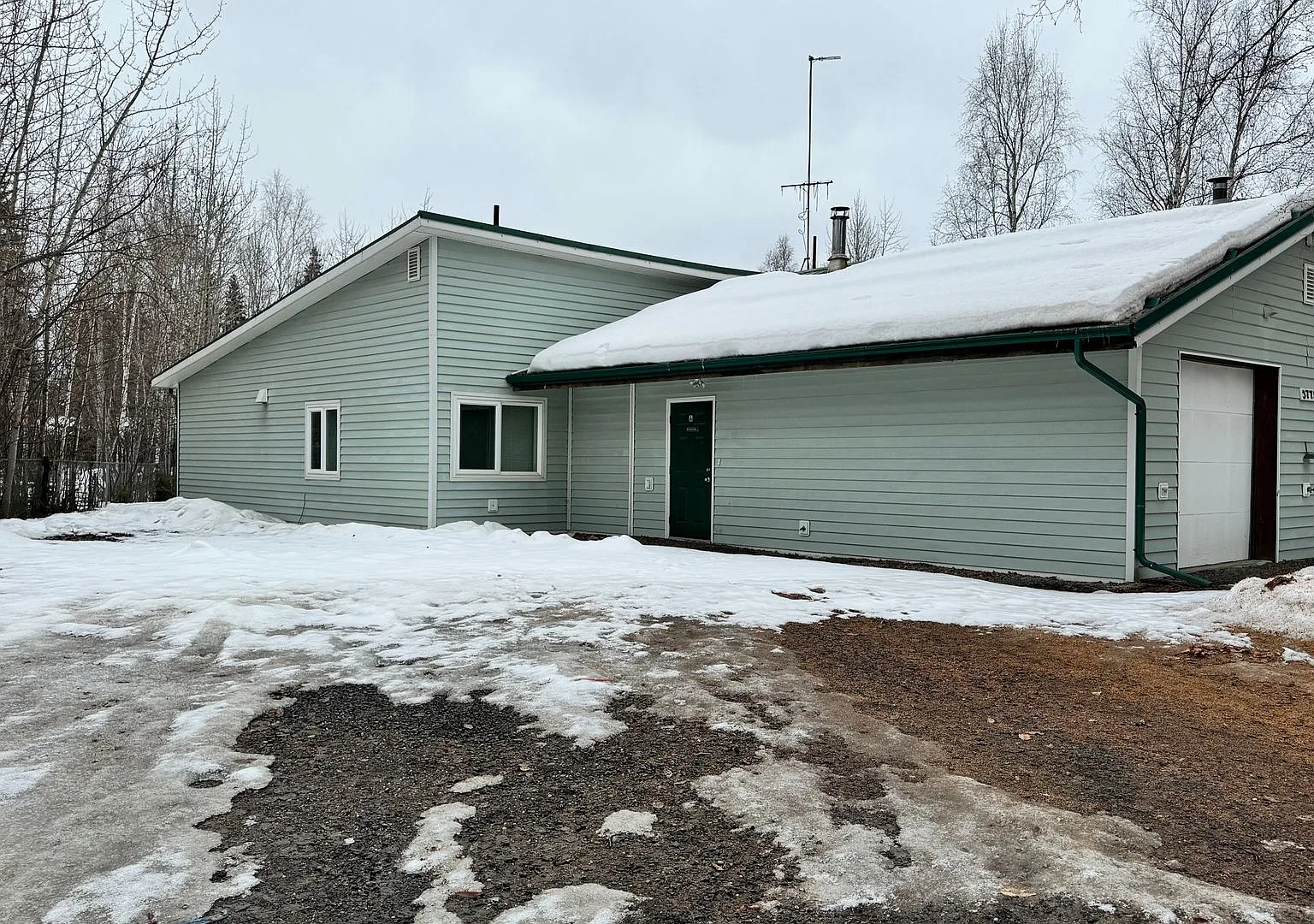 Location Location Location! 2 Bedroom with Garage! — Photo 1