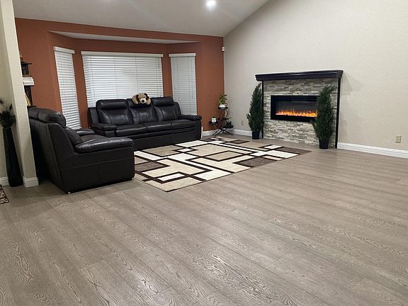 Living room with Fireplace