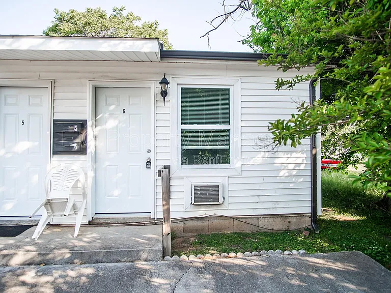 2311 Holbrook Dr #6 — Photo 1