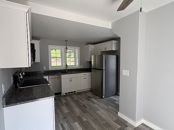 Cozy eat-in-kitchen area