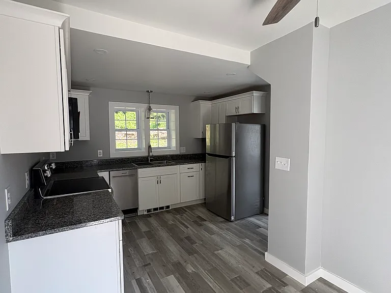 Cozy eat-in-kitchen area