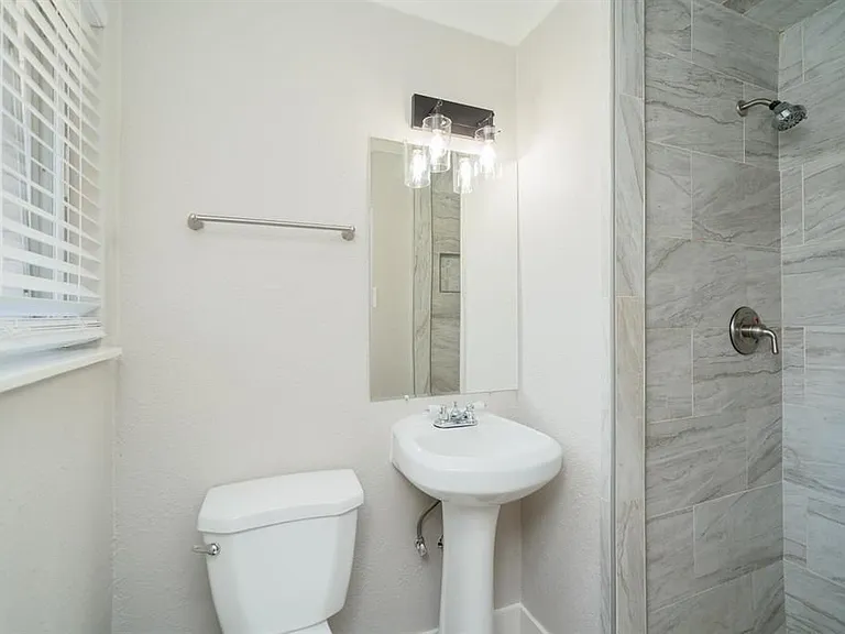 112 E Fairlane Dr — Photo 18