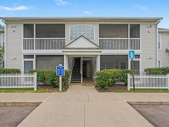 2nd image of 2654 S Knightsbridge Cir