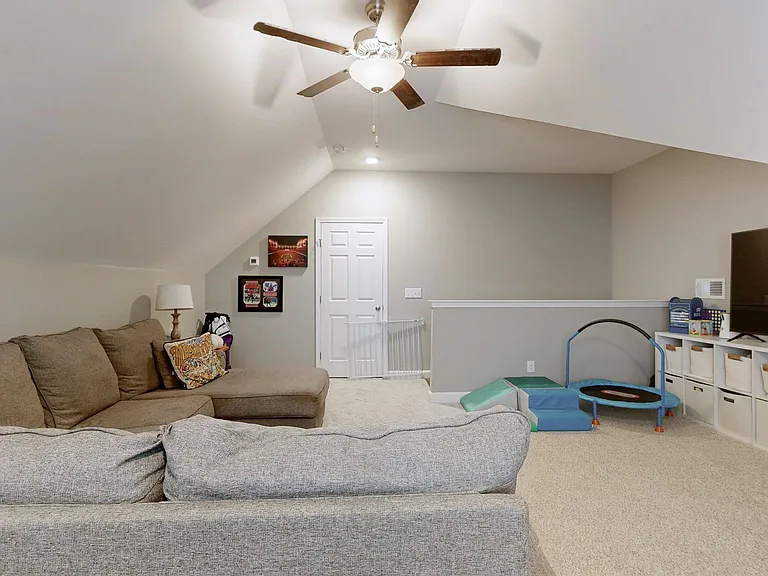 BONUS ROOM (UPSTAIRS)