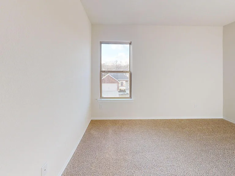 3941 Oak Creek Cir — Photo 16