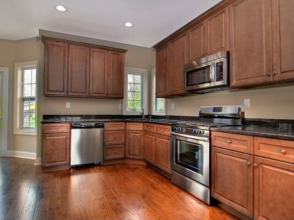Beautiful Eat-in-Kitchen
