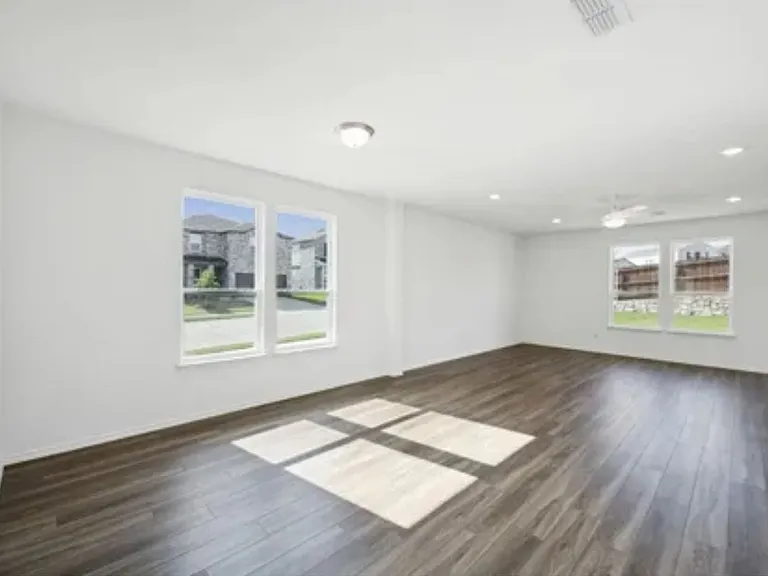 701 Union Dr — Photo 2