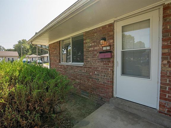 2nd image of 2829 Warren Ave