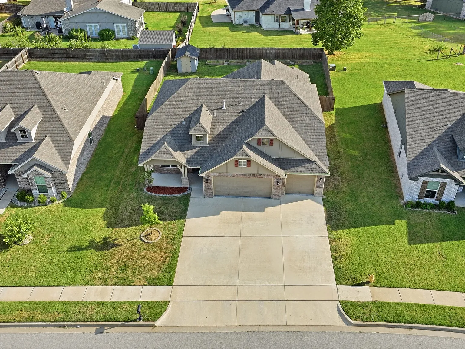 4 bed, 2.5 bath, 2083 sqft, $2,350 — Photo 3