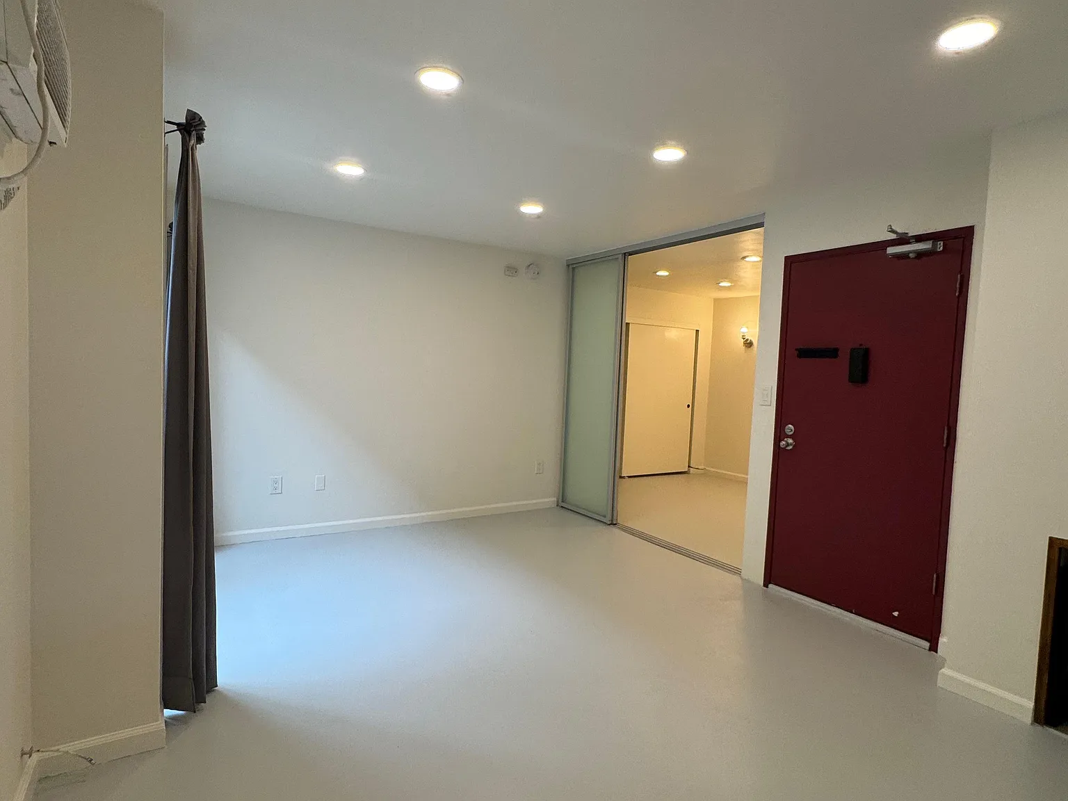 1 bed, 550 sqft, $2,562 — Photo 3