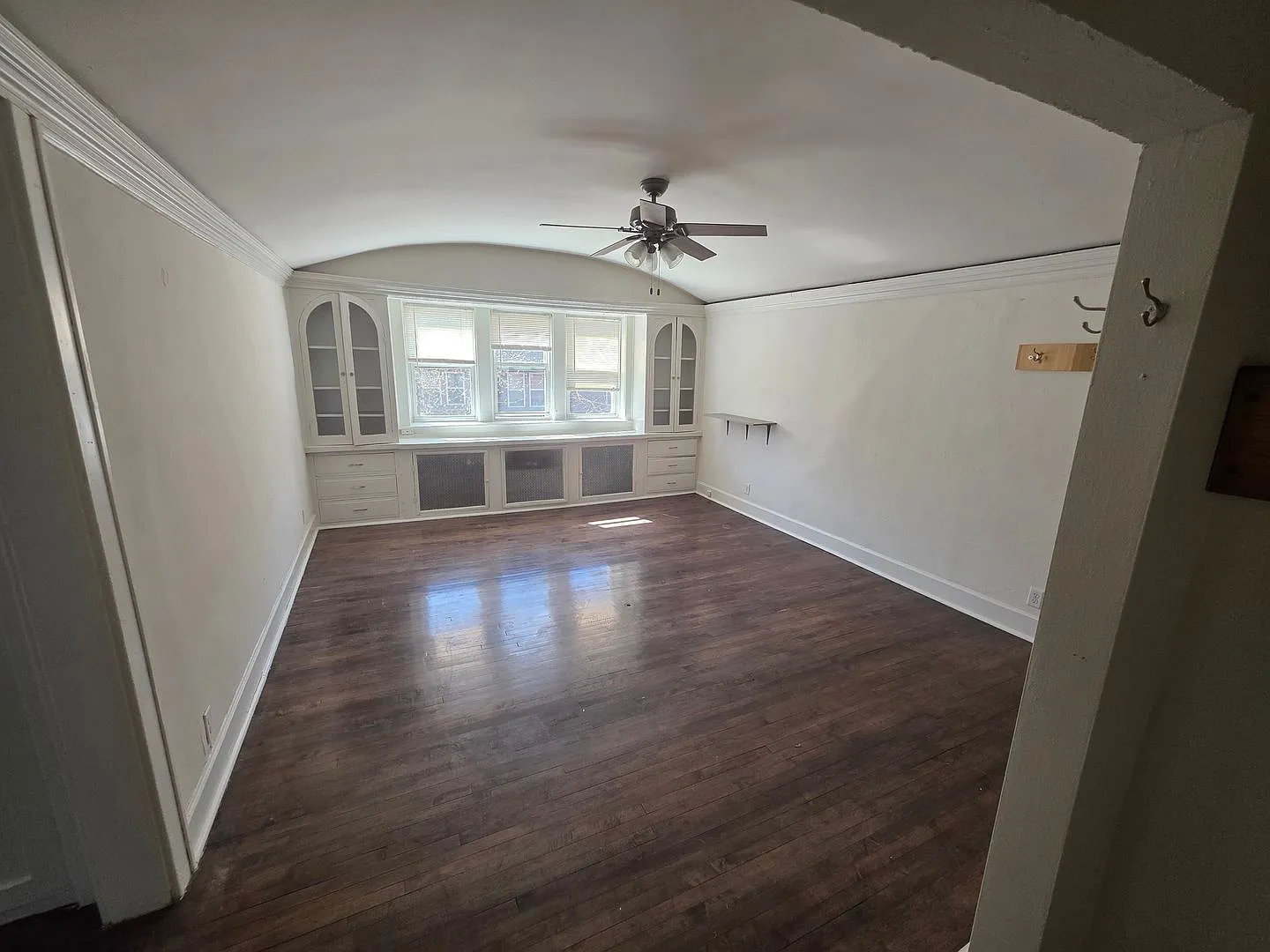 2544 N. Maryland Ave. (Fountain Blue) — Photo 1