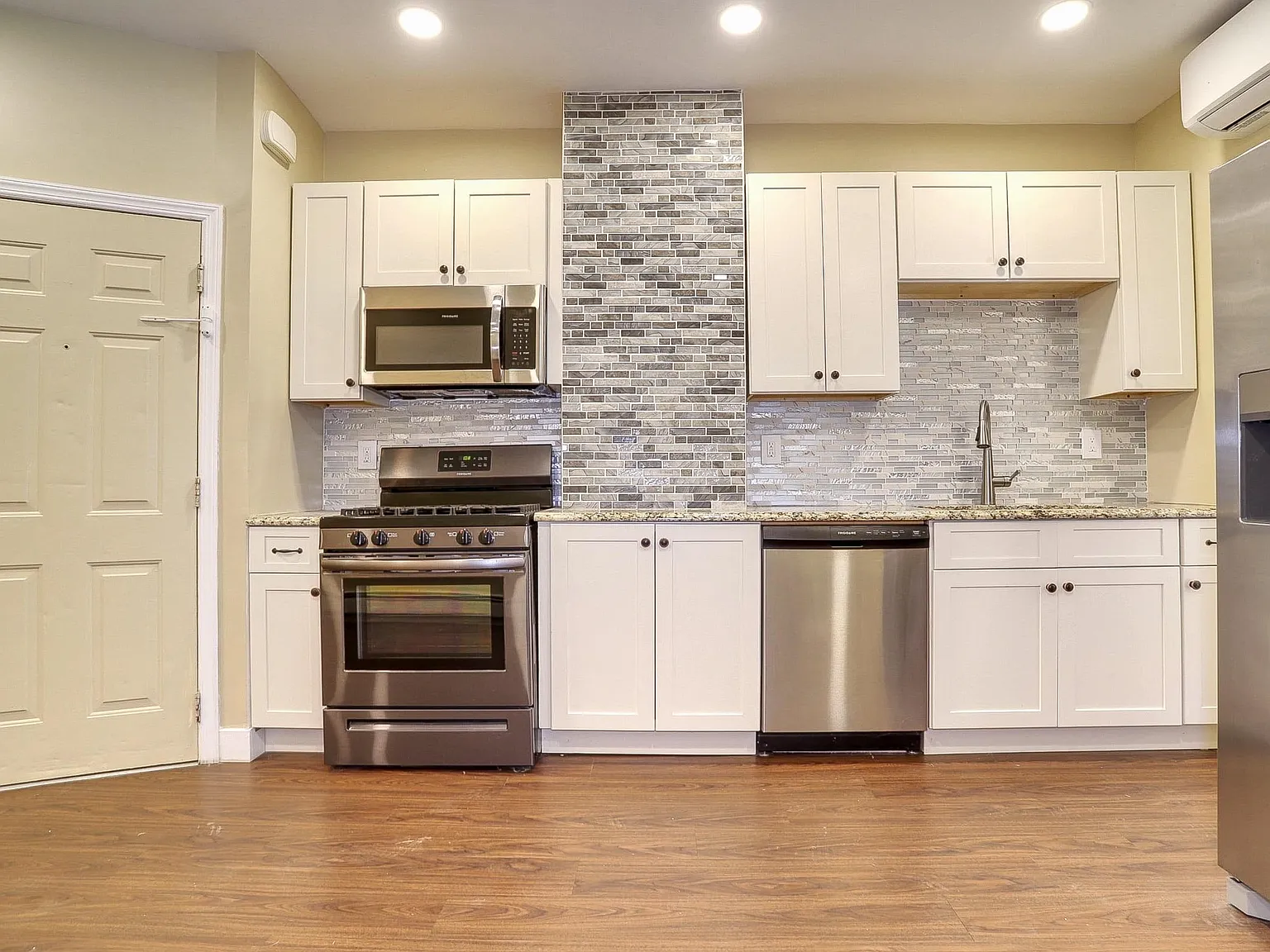 1 bed, 1.0 bath, 700 sqft, $2,175 — Photo 2