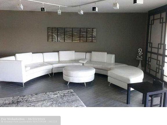 3rd image of 875 NE 195th St APT 111