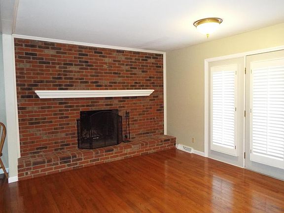 4th image of 1201 S Dogwood Dr