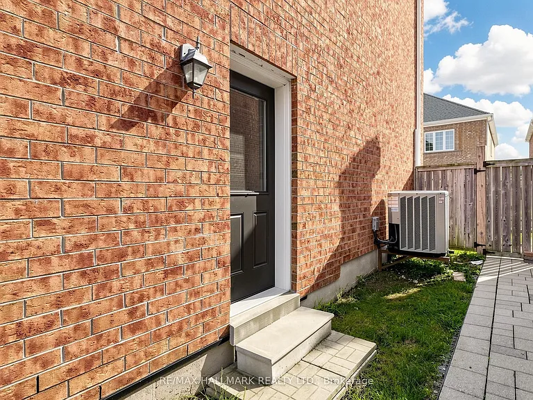 72 Middlecote Dr — Photo 49
