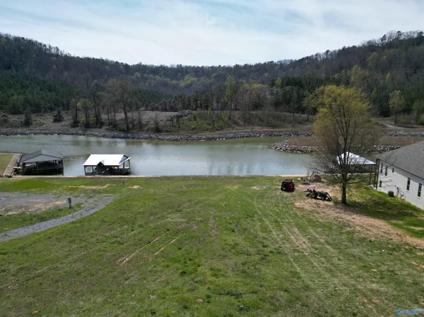 2 Colonial Dr, Guntersville, AL 35976