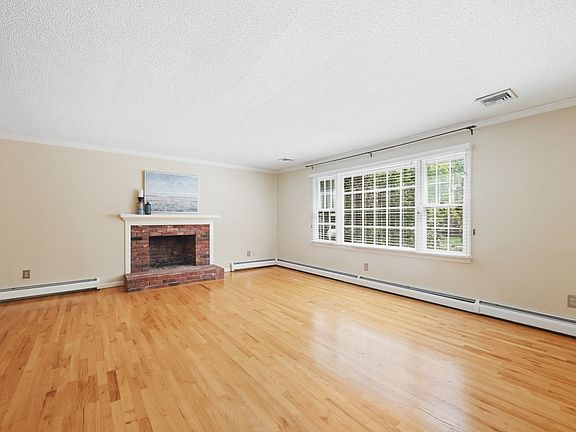 4th image of 120 Coventry Ln