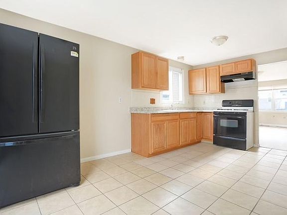 4th image of 39 Amsterdam St #39