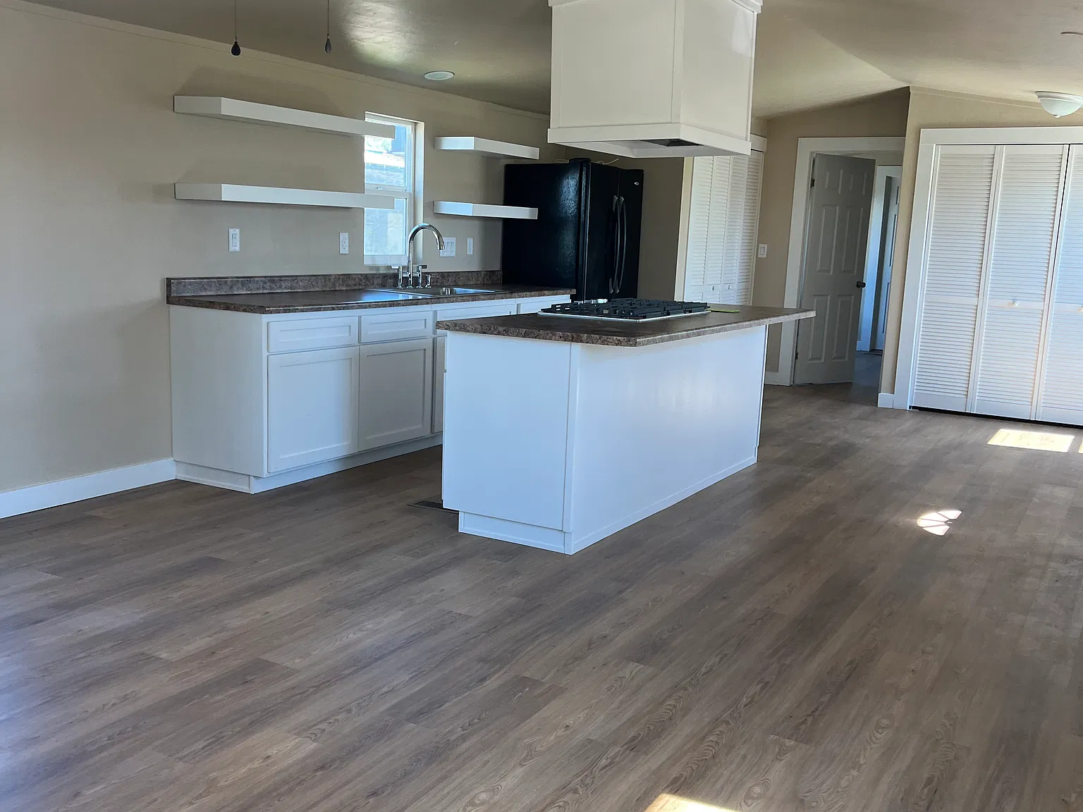 4032 N Fairview Ave — Photo 2