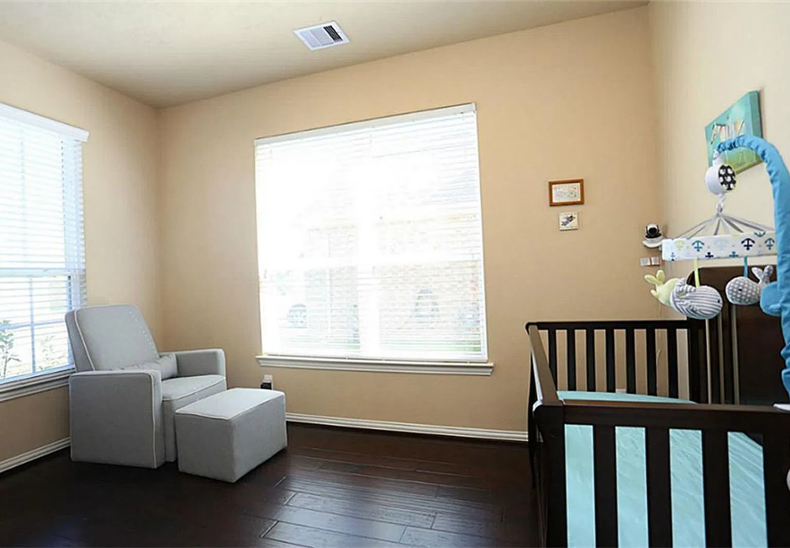 4 bed, 2.5 bath, 2859 sqft, $2,500 — Photo 4