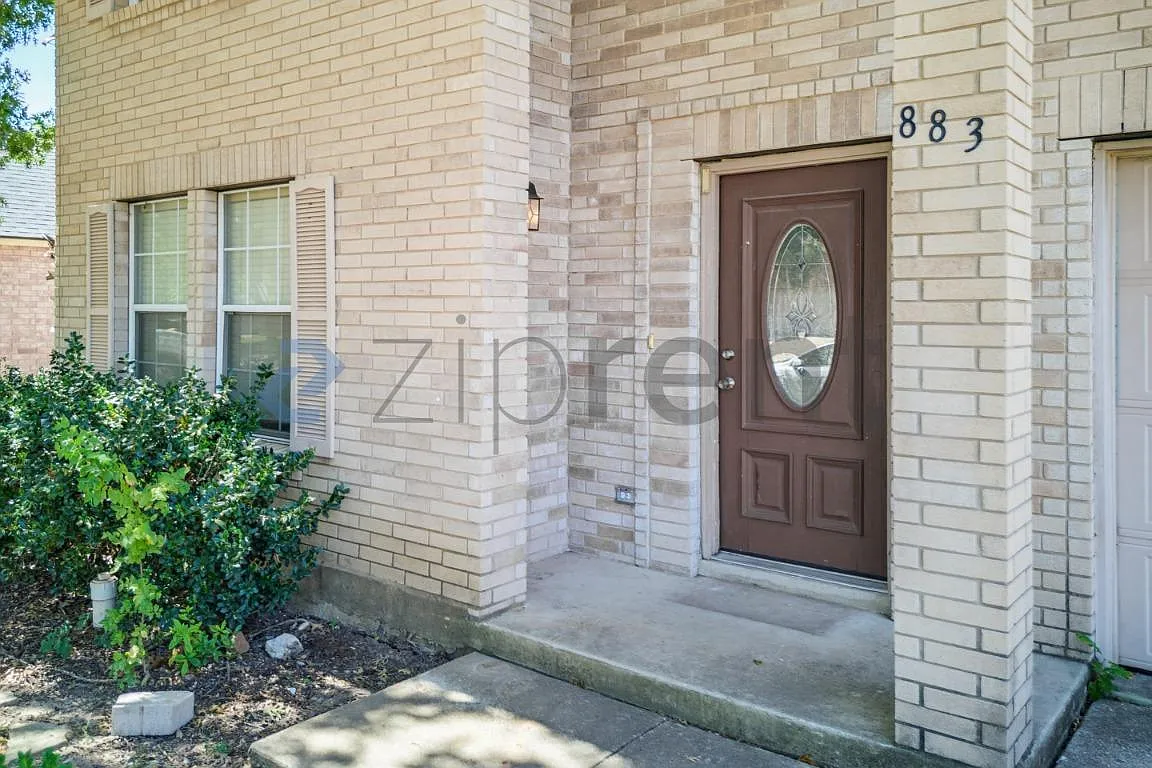 4 bed, 2.5 bath, 2540 sqft, $1,990 — Photo 3