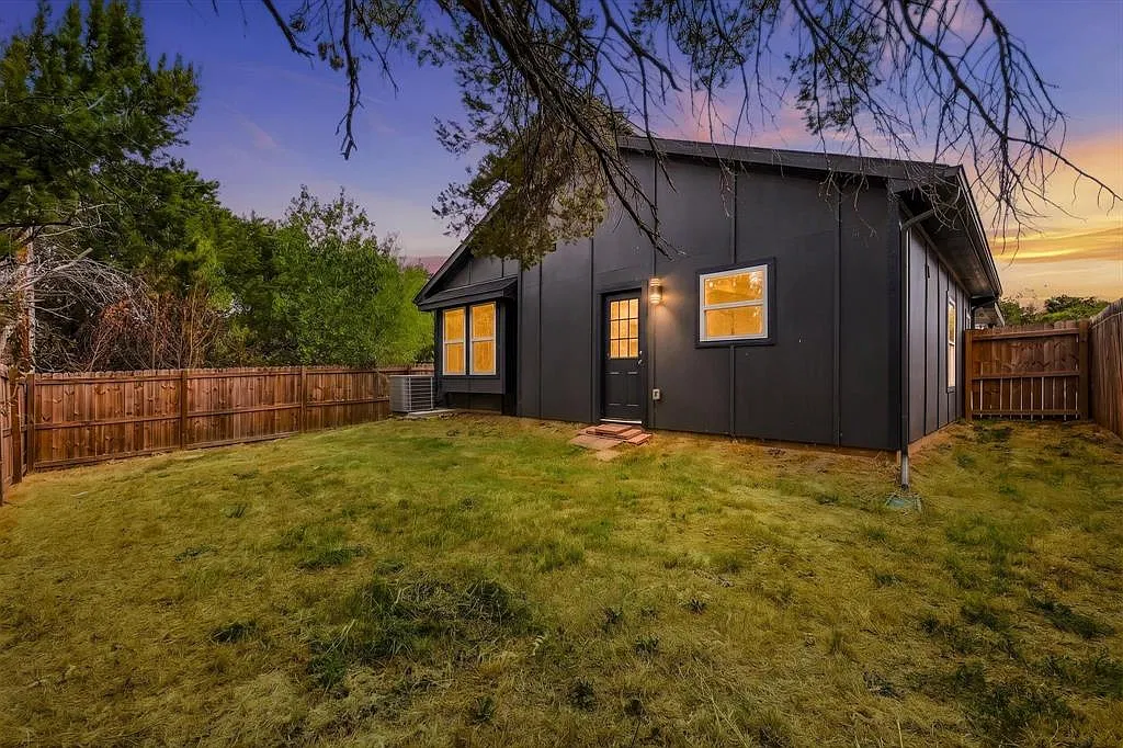 3 bed, 2.0 bath, 1297 sqft, $2,000 — Photo 2