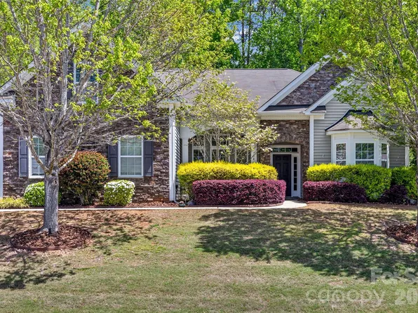 754 Virginia Pine Ln, Lake Wylie, SC 29710
