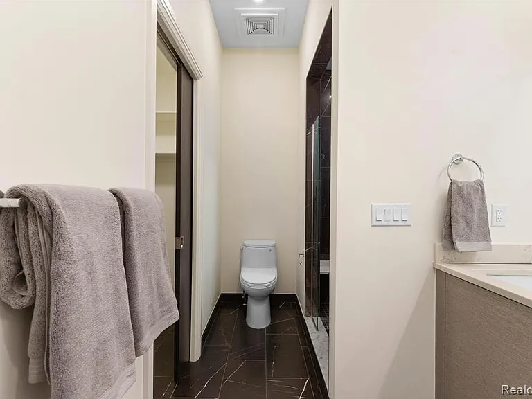 438 Selden St #404 — Photo 31