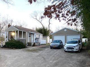 2 Loretta Ct, Coram, NY 11727