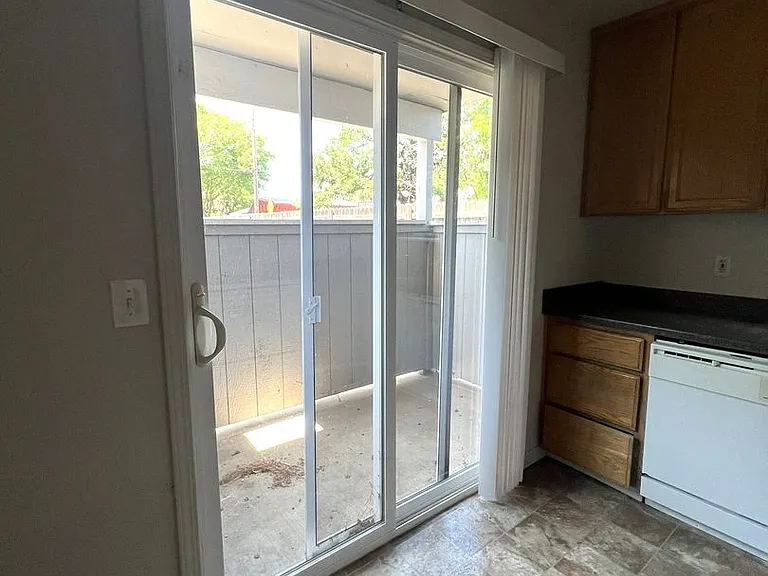 1143 W 1st St — Photo 3