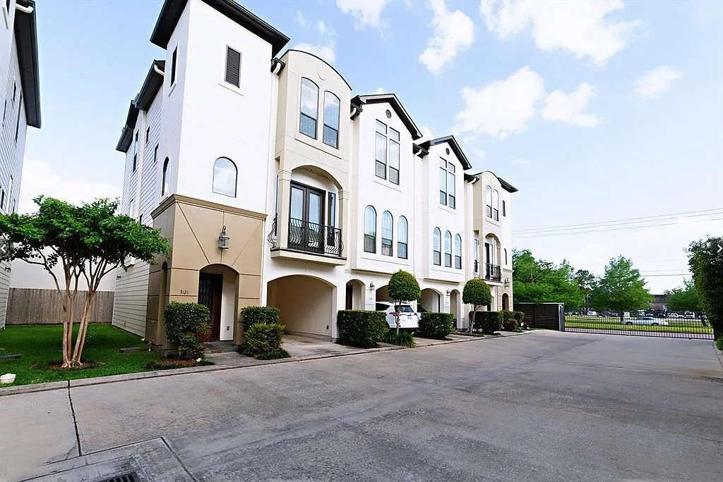 2 bed, 1.5 bath, 1288 sqft, $1,995 — Photo 3