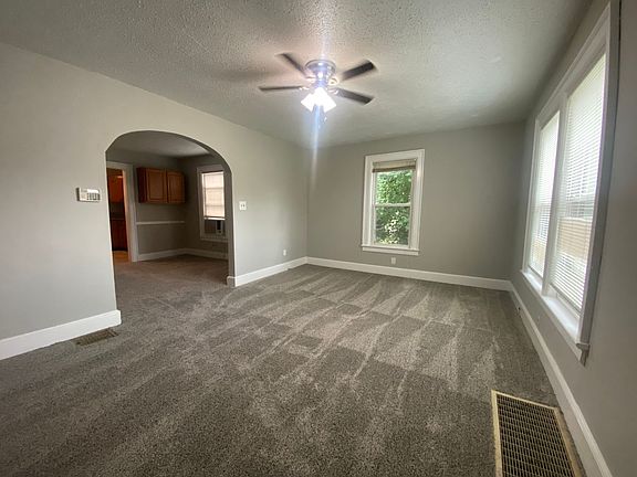 3rd image of 432 E Trinity Ln