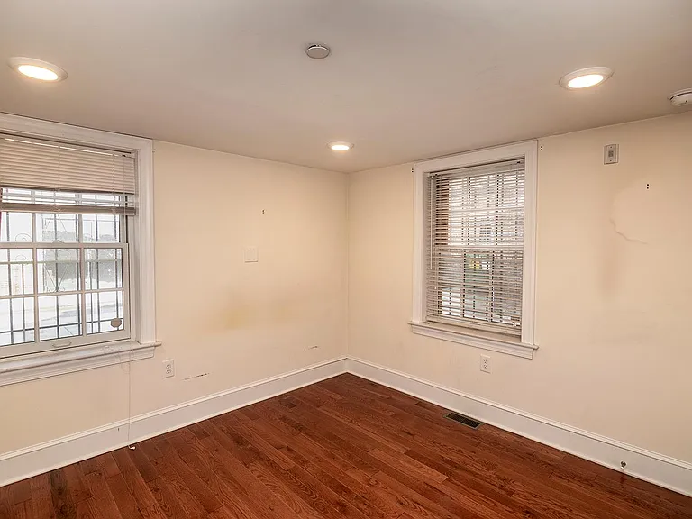 2027 Walnut St — Photo 8