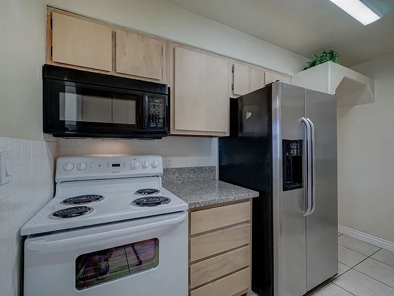 2133 W Morten Ave — Photo 7