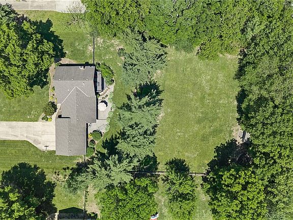 3rd image of 16001 Russell Rd
