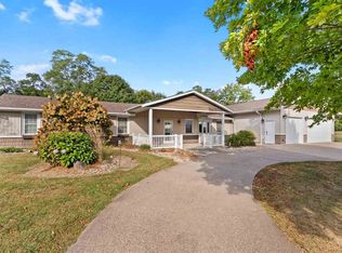 1968 Geneva Hills Rd, Muscatine, IA 52761