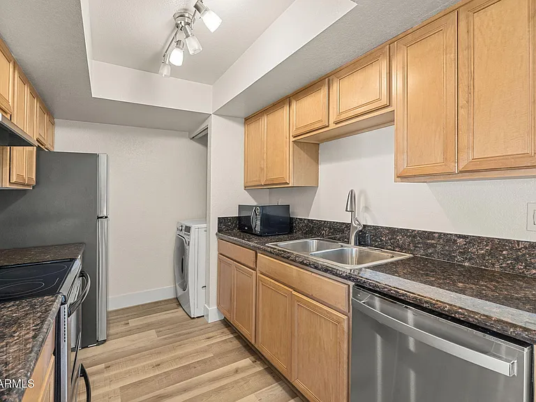 740 W Elm St #207 — Photo 14