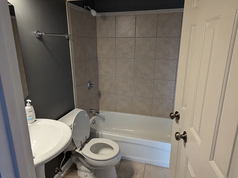 526 Clinton Springs Ave #D — Photo 12