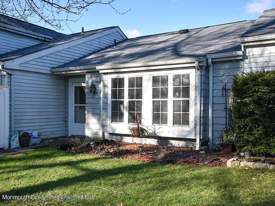 1st image of 439F Chesterfield Ct