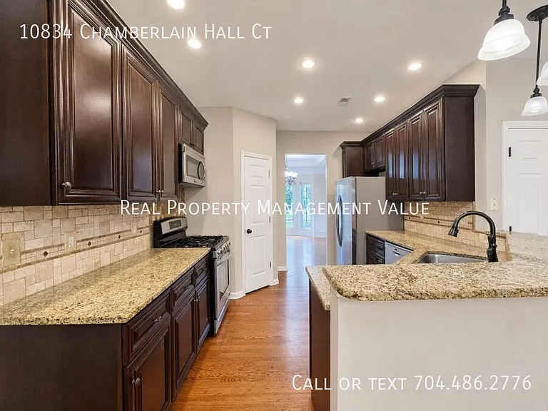 10834 Chamberlain Hall Ct — Photo 6