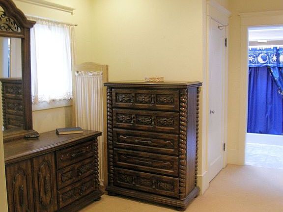 MASTER CHANGING ROOM