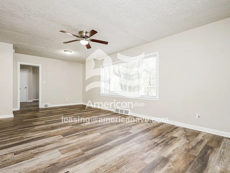 1484011_005_wm_-_living_room_13251661.jpg