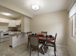 Creston Place, Edmonton, AB T5A 1X4